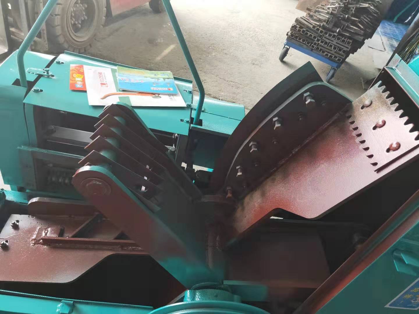 貴州鍘草機安順大型青貯鍘草機10噸鍘草揉搓機多少錢一臺？